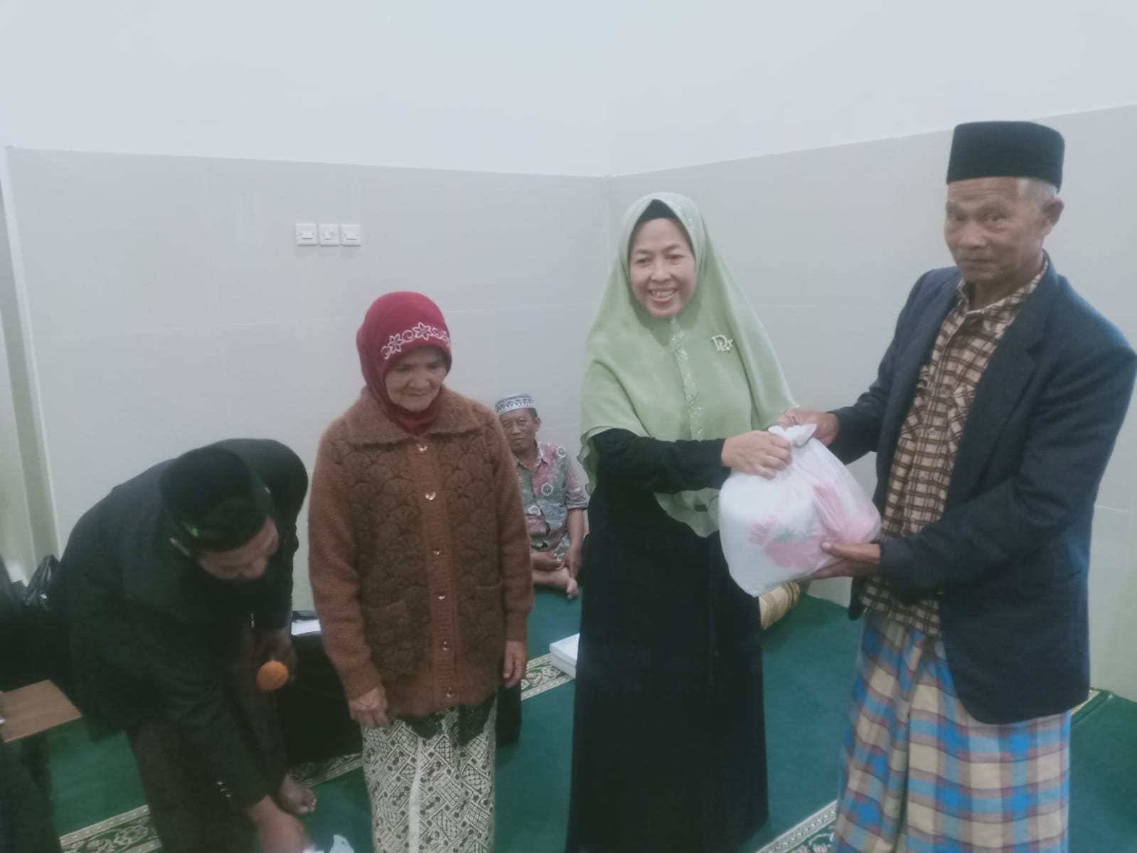 Bakti Sosial Jama'ah Pengajian Mutma'innah